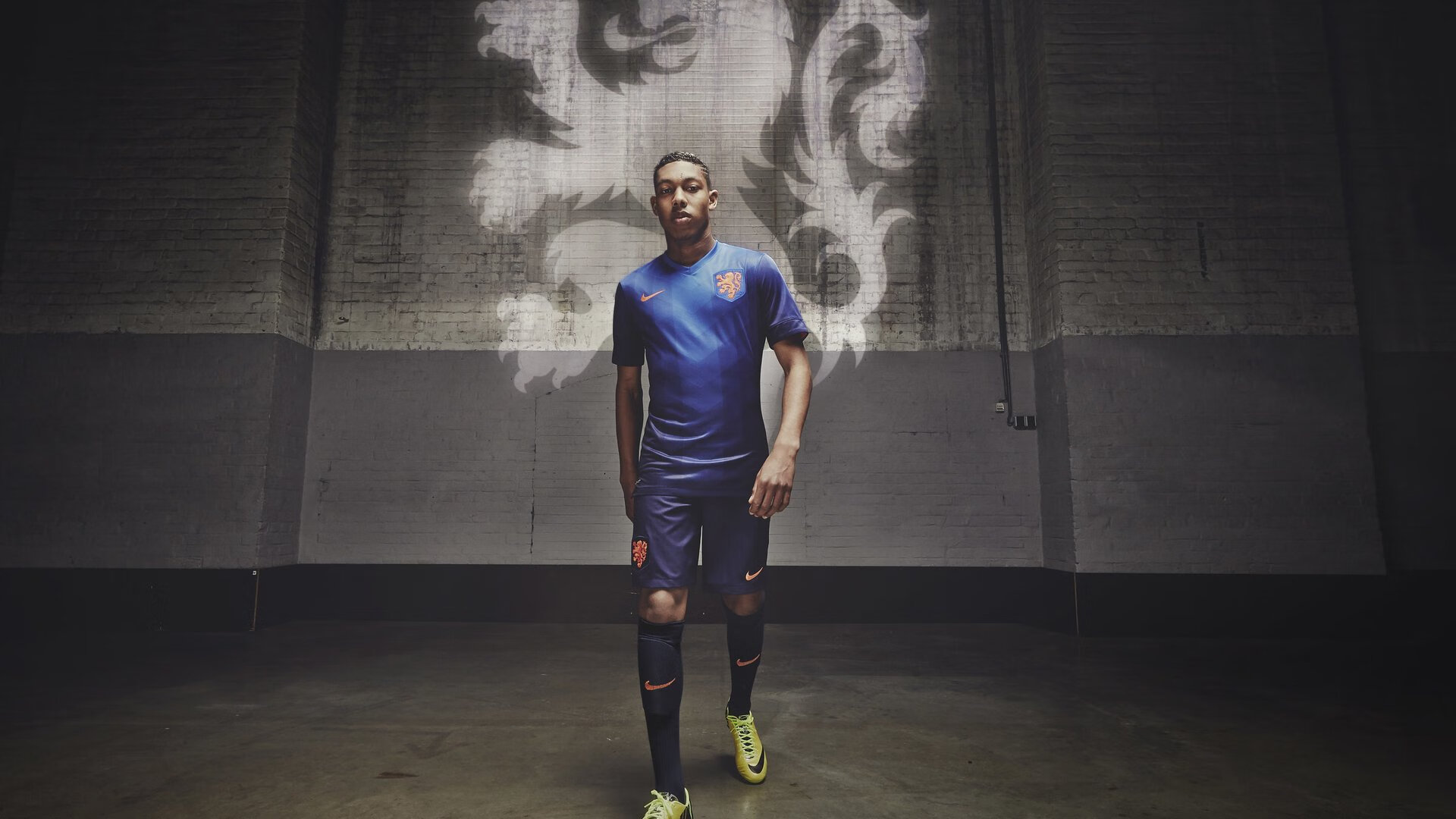 乐鱼app-“武汉马拉松：选手们全力拼搏，赛道一触即发”